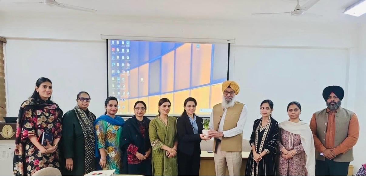Felicitation of Ms Shazia, Head Consultant, during a session on POSH laws.